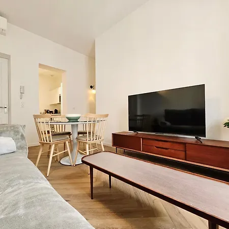 Le De Gaulle 1er - En Plein Centre