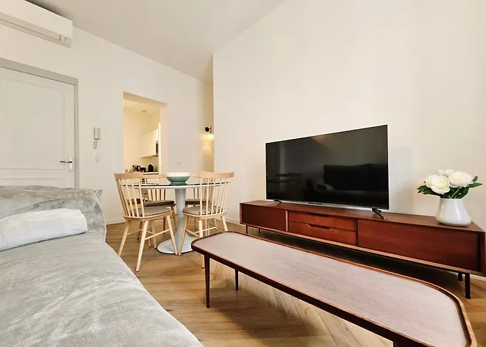 Le De Gaulle 1er - En Plein Centre